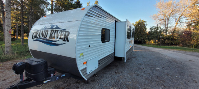 2021 26'FOREST RIVER 26DBS-BUNKS-SLEEPS9-LITE 2444 KG-NICE CLEAN in Park Models in Brantford