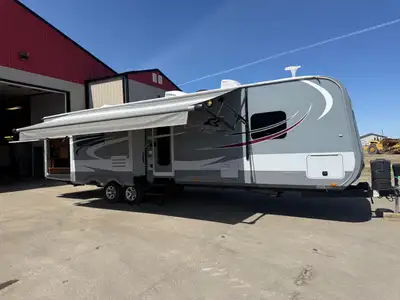 ️ 2015 Open Range Roamer 310BHS – True 4 Season Family Bunkhouse A spacious, high-end travel trailer...