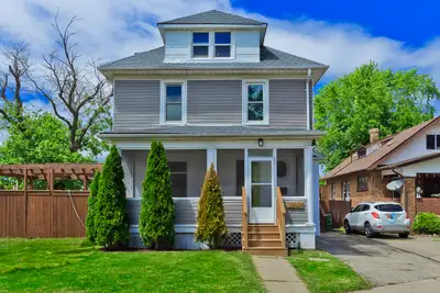 Available Now Prime Niagara Falls Location Welcome to this beautifully renovated5-bedroom upper unit...