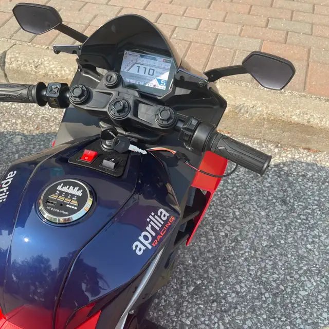 12V & 24V APRILIA RACE MOTORCYCLE BIKE FOR KIDS! RUBBER WHEELS in Toys & Games in Markham / York Region - Image 4