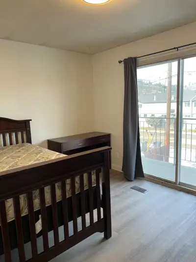 I have 2 bedrooms in 4B 3B unit for rent in urban city. It is convenient. It takes about 15 mins bus...
