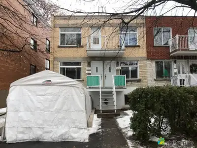 Superbe duplex rénové avec trois logements, situé entre les métros Radisson et Langelier. Quartier c...