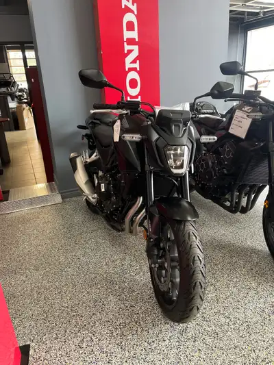 La Honda CB500F 2025 est une moto naked polyvalente conçue pour offrir un parfait équilibre entre pe...
