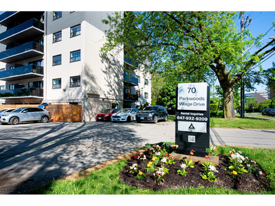 Building Features OPEN HOUSE: FRIDAY, OCTOBER 23 | 2-4PM Welcome to 70 Parkwoods Village Dr., a rent...