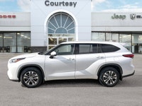 Drive with absolute confidence in this striking White 2022 Toyota Highlander XLE Sport Utility, engi... (image 2)