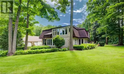 LUXURIOUS COUNTRY PARADISE – JUST MINUTES FROM THE CITY This stunning executive retreat sits on near...