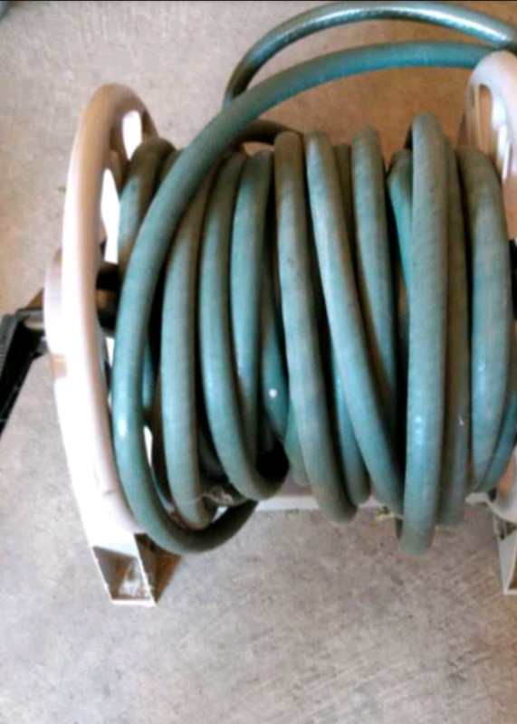 Hose reel with 100+ foot hose in Outdoor Tools & Storage in Oakville / Halton Region - Image 3