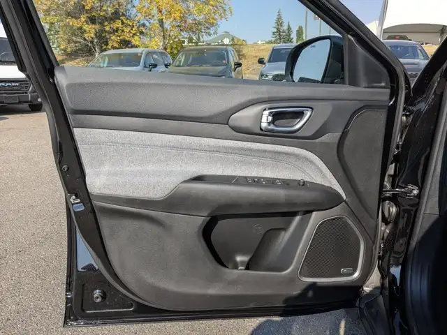 2026 Jeep Compass North * - Panoramic Sunroof - Alpine Audio in Cars & Trucks in Calgary - Image 13