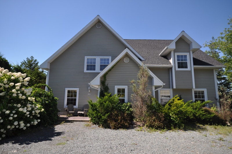 21026 Minutes to Bayers Lake, lovely country setting on Lake Long