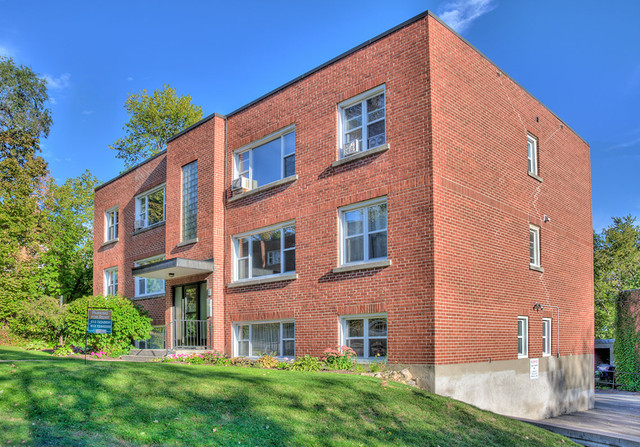 JUNE - Large 2 Bedroom Apartment with Garage Parking, Lindenlea in Long Term Rentals in Ottawa