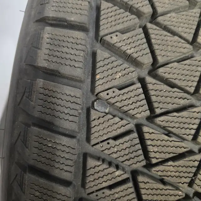 1 New 235/55R19 Bridgestone BLIZZAK DM-V2 - Ice and snow tire in Tires & Rims in Yarmouth - Image 5