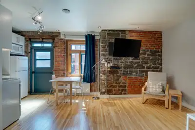 Appartement 1 et demi à aire ouverte entièrement meublé, situé au coeur du Vieux-Québec, au coin de...