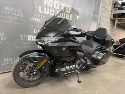 2022 Honda GL1800 Goldwing Tour Honda GL1800 Goldwing Tour 2022 SEULEMENT 28 128 KM TRANSMISSION MAN...