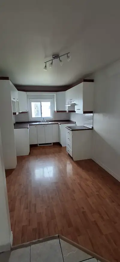 4 1/2 à louer dans le secteur de Charlesbourg Adresse : 4752, 6e Avenue Ouest #4 Étage : 1er Prix :...