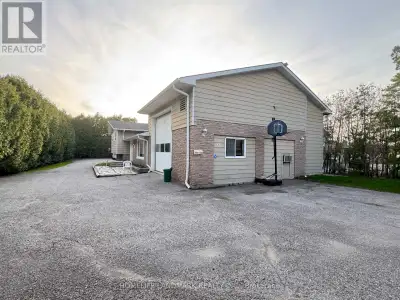Fantastic Opportunity To Live Just Steps From Lake Simcoe In A Quiet, Family-Friendly Area. This Bri...