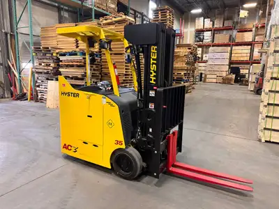 4-Stage Mast Includes Charger Only 45 Hours Practically New! Built-in Scale Canadian Government Surp...