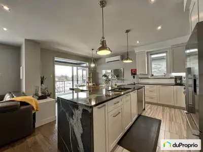 Bord de l'eau notarié, accès direct au Canal-de-Chambly Spacieux condo de tout près de 1 200 pi², (2...