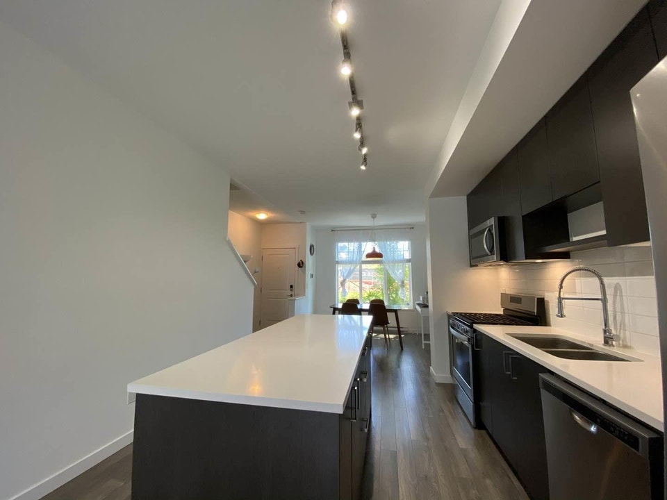 37 16678 25 AVENUE Surrey, British Columbia 2