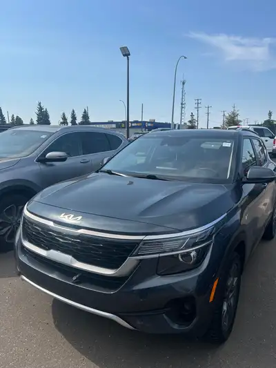 New arrival! No accidents were reported on the carfax. The 2022 Kia Seltos EX AWD has a 1.6L turbo e...