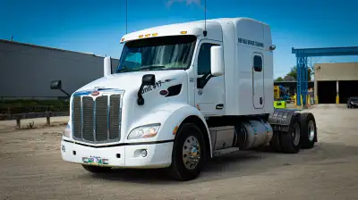 Selling a 2016 Peterbilt 579 in excellent vocational spec—fully serviced and ready for heavy-duty wo...