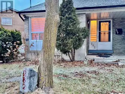 Unbeatable location. Steps to transit, shopping and all amenities. Minutes to DVP, 401, TTC. Large f...