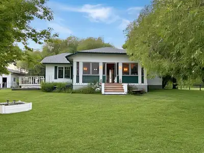R19//Hecla Island/Showings start May1st.Come treat yourself to a picturesque drive & discover this g...