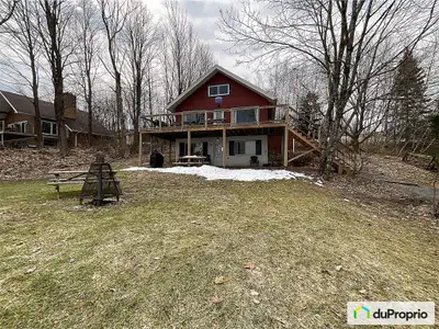 Le chalet est divisé en 2 condos distincts et meublés (celui du haut et celui du bas), pouvant être...