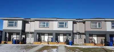 Gorgeous 3-Bed Townhouse in Aspen Lakes, Blackfalds!!