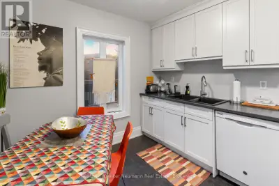 Welcome to this exquisite 2-bedroom apartment. Nestled in the heart of Guelph, this residence provid...