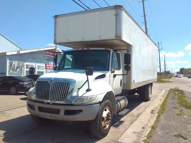 2017 International 4300 24ft Moving Box in Heavy Trucks in Mississauga / Peel Region - Image 2