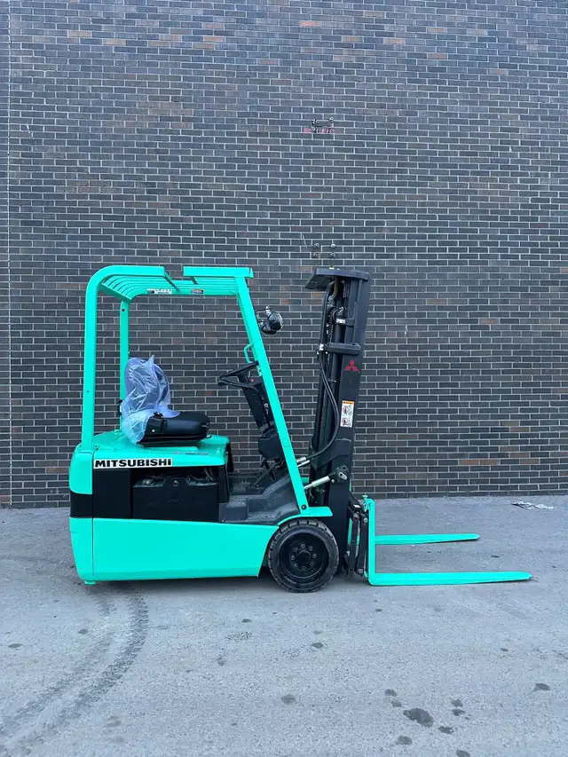 Mitsubishi 3-wheeler 3000 lbs Cap with 3 stage with side-shift in Heavy Equipment in Mississauga / Peel Region - Image 3