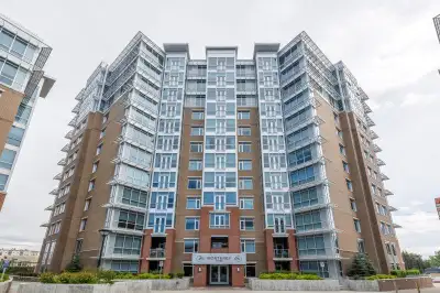 Welcome to this elegant two bedroom, two bathroom suite located in the prestigious Groves of Varisty...