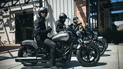 SCOUT BOBBER LIMITED + TECH BLACK SMOKE MSRP $19399 SCOUT BOBBER LIMITED + TECH MAROON METALLIC SMOK...