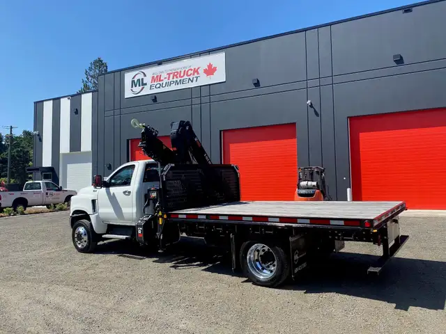 Hiab 088B-3 on 2023 International CV515 Crane Truck in Heavy Trucks in Abbotsford - Image 2