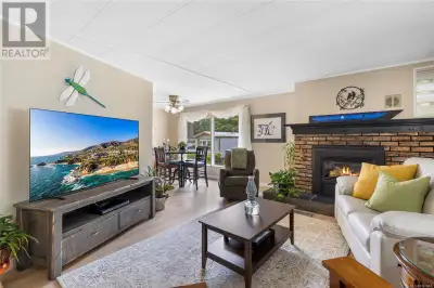 This Bright & cheery 1566 sq ft DOUBLE-WIDE mobile home is located in the highly sought after SCHOON...