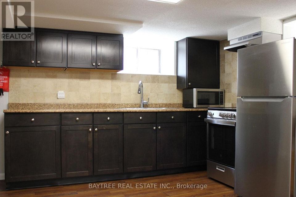 LOWER - 57 CARUS AVENUE Toronto (Wychwood), Ontario 4