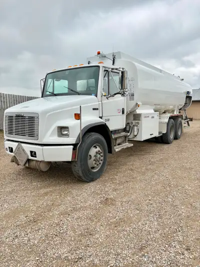 Big Upgrade - 18,200L Fuel Truck – John Deere Fast Fill Ready 2002 Freightliner FL80 Certified Almac...