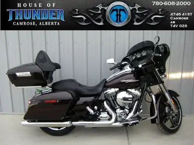 Classic touring style with comfort and power to match. Powered by the Twin Cam 103 engine, this Stre...