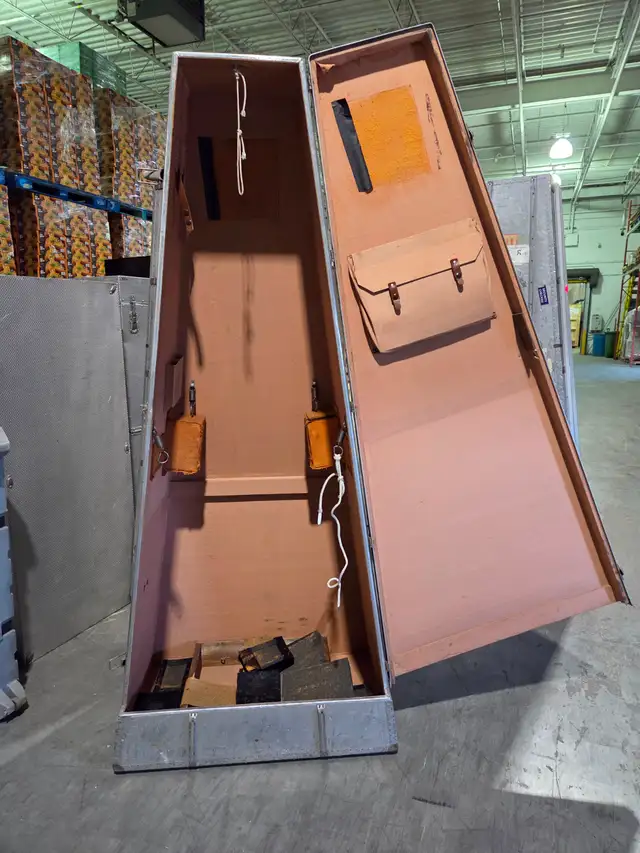 LARGE HARD SIDE METAL TRAVEL CASE for storage, airplanes, boat in Other in Mississauga / Peel Region - Image 3