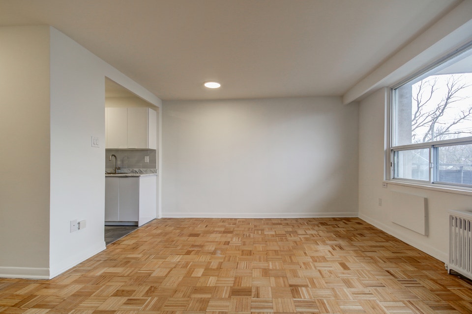 Bachelor Apartment for Rent - 1833 Bayview Ave. 5