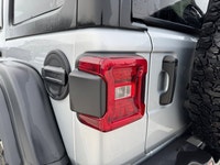 Cloth Low-Back Bucket Seats, GPS Navigation, Apple CarPlay, 4G LTE Wi-Fi Hot Spot, Air Conditioning,... (image 9)