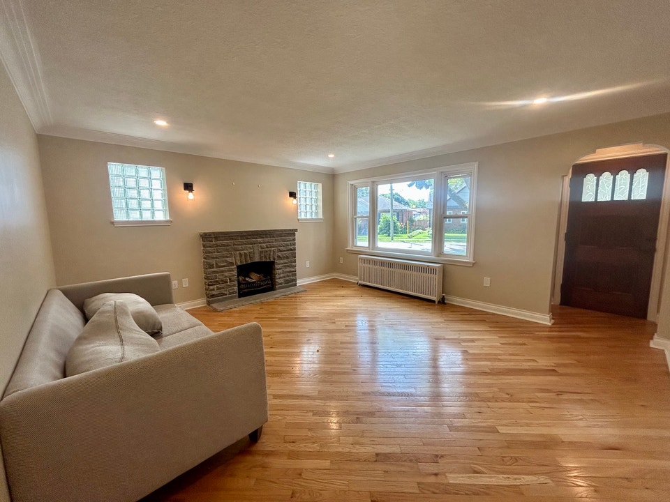 **RENOVATED** 3 Bedroom Main Floor Unit in North End!! 4
