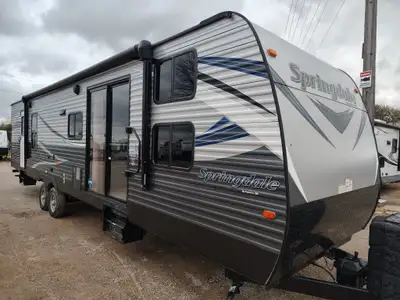 The 2018 Keystone Springdale 38BH is a travel trailer with a length of 38 FEET with two slideouts. I...