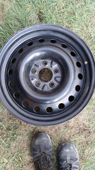 I am selling these rims as i don't need them anymore. Used 1 winter. 2 13/16 center 17x6.5 with 4.5...