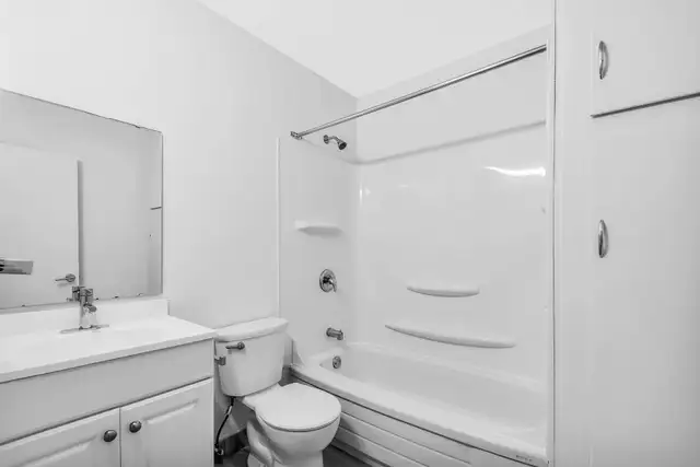 3 Bedroom Townhouse - 700 Gladmer Pk. in Long Term Rentals in Regina - Image 12