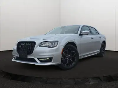 This Chrysler 300 has a strong Regular Unleaded V-6 3.6 L/220 engine powering this Automatic transmi...