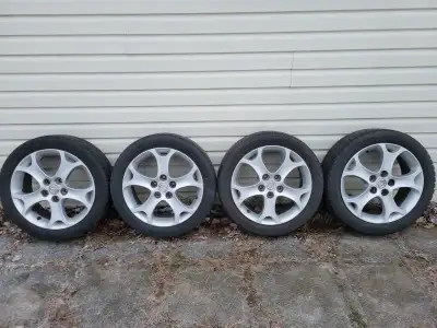 4 Jantes Mags 17 pouces bolt 5x114.3 avec pneu été 205 50 17 peut faire sur plusieurs véhicules mazd...