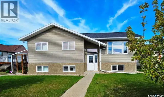 211 Lonsdale STREET Maple Creek, Saskatchewan in Houses for Sale in Swift Current - Image 2