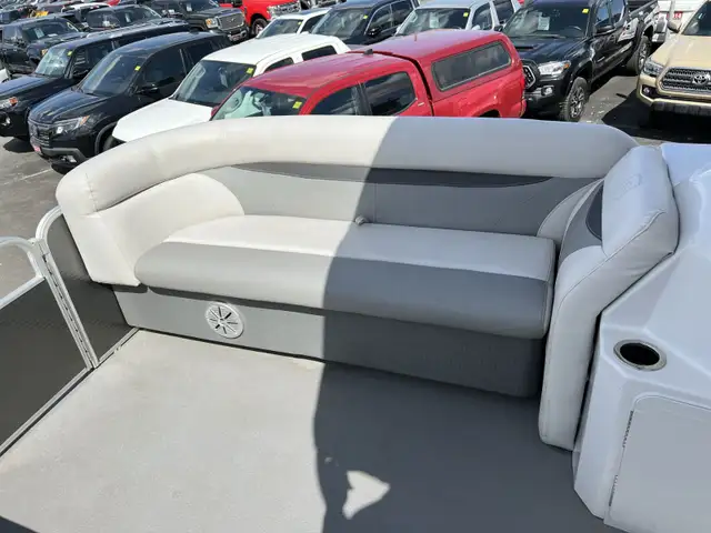 2018 Godfrey 21-FT Pontoon | Bimini Top | Ladder | Fish Finder in Boat Parts, Trailers & Accessories in Ottawa - Image 4