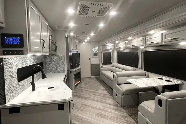 2024 Holiday Rambler Vacationer 35K - Gas Class A Motorhome. in RVs & Motorhomes in Red Deer - Image 21